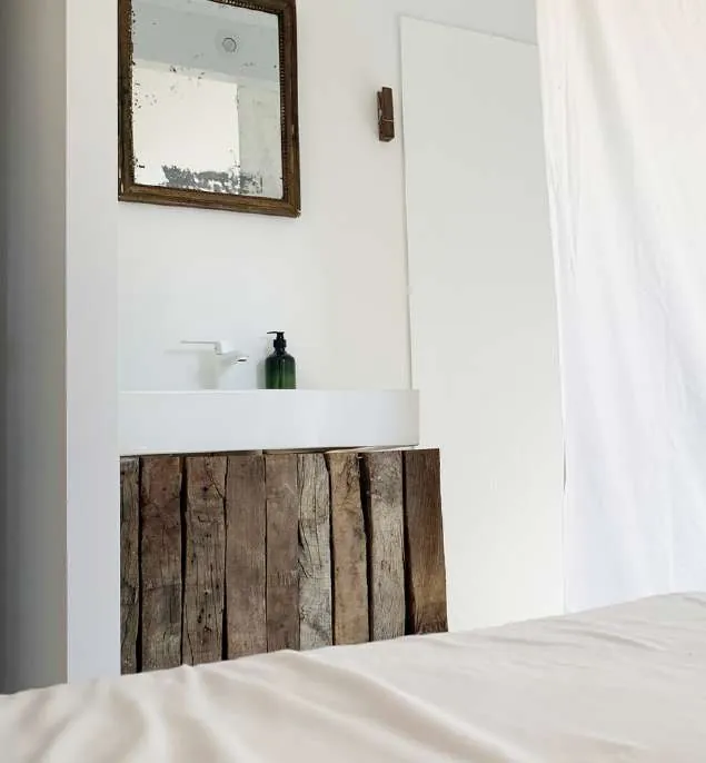 Salle de bains d’une chambre du Magasin avec meuble en vieux bois