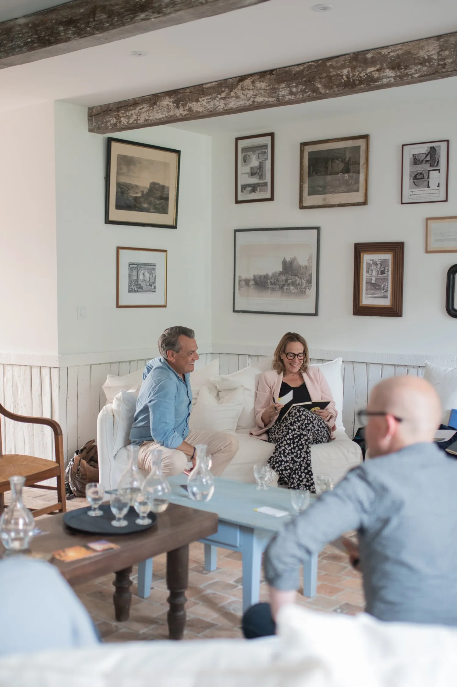 Un groupe réuni dans un salon du domaine, autour d’une table basse