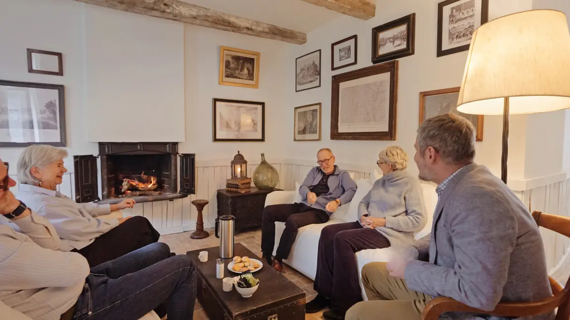 Participants d’une formation échangeant autour d’une cheminée dans un salon du domaine