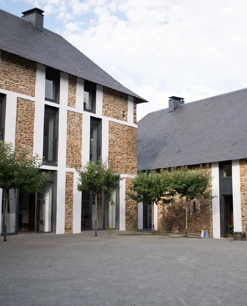 Cour intérieure et façade en pierre et boiseries blanches