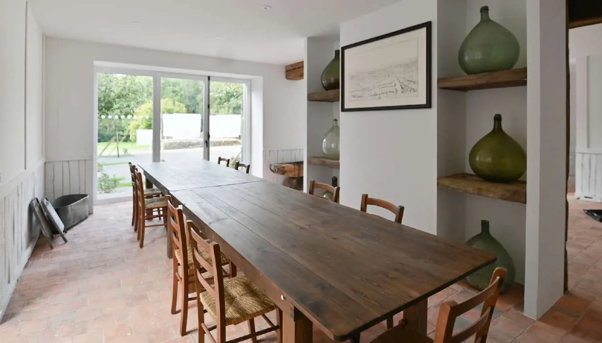 Salle à manger ouverte sur le jardin