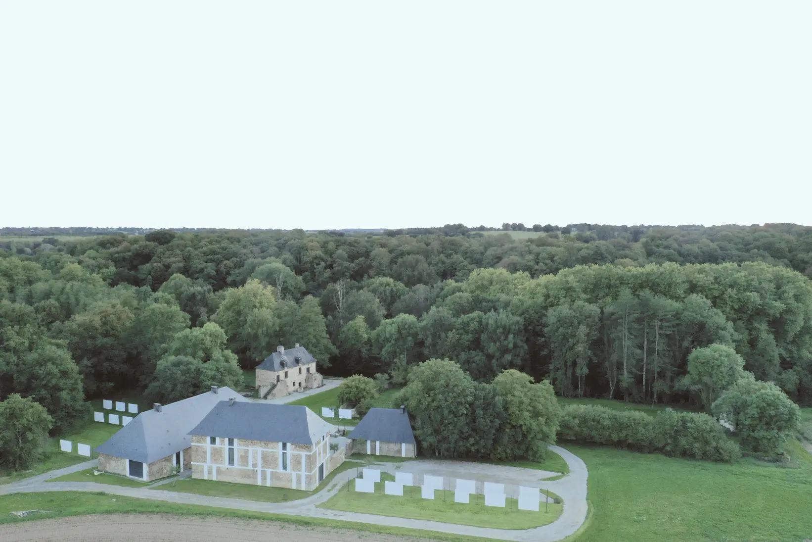 Vue aérienne des bâtiments du domaine dans les bois