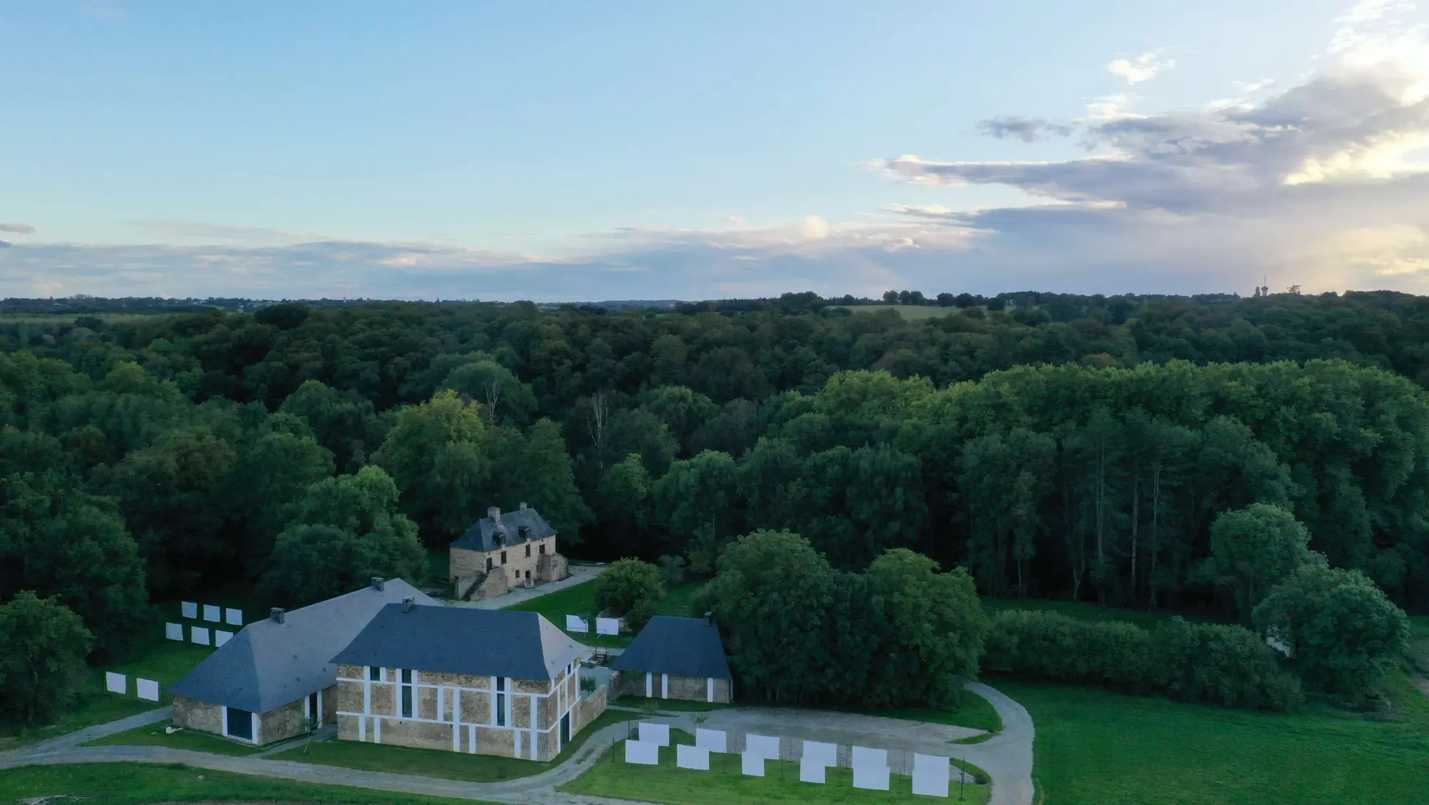 Vue aérienne du domaine BLANC BLANC BLANC au milieu des bois de Mayenne