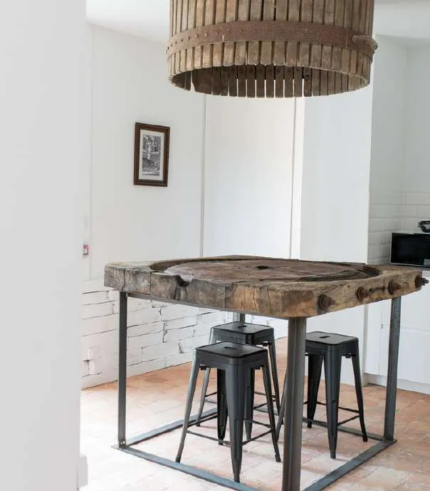 Table haute taillée dans un ancien pressoir, dans la cuisine du Magasin